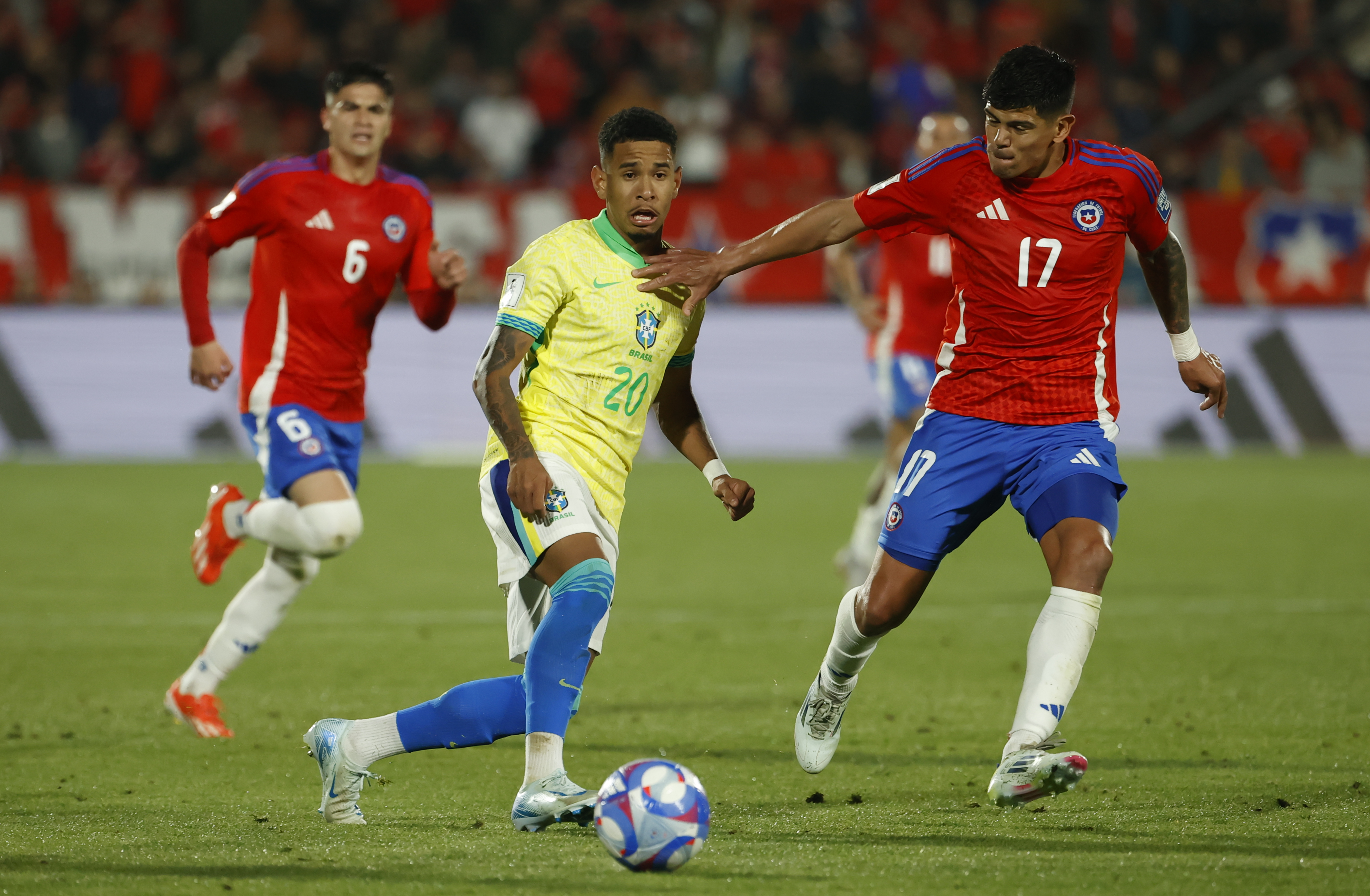 AMDEP8624. SANTIAGO (CHILE), 10/10/2024.- Esteban Pavez (d) de Chile disputa un balón con Savinho de Brasil este jueves, en un partido de las eliminatorias sudamericanas para el Mundial de 2026 entre Chile y Brasil en el estadio Nacional Julio Martínez Prádanos en Santiago (Chile). EFE/ Elvis González