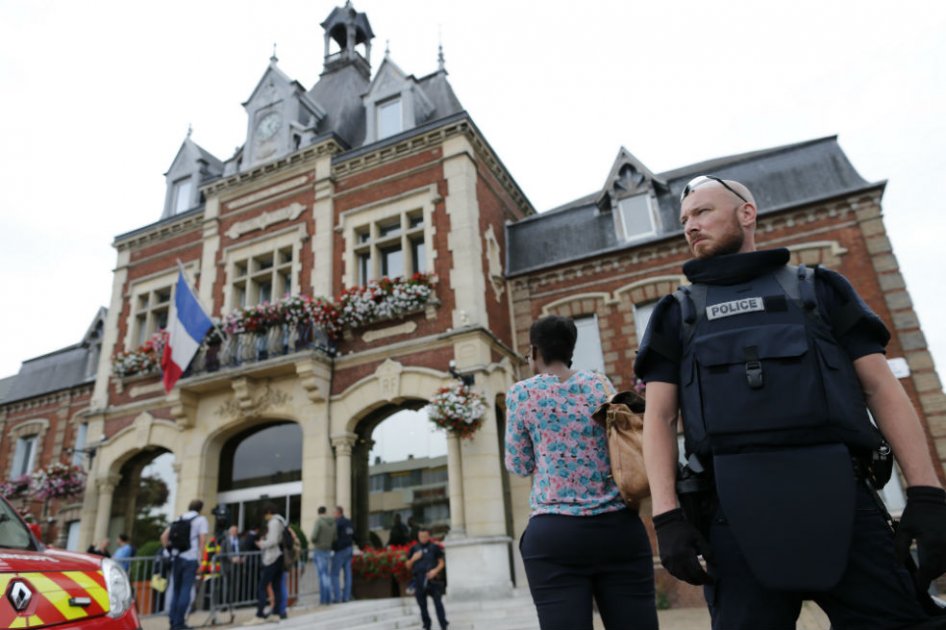 Fue un «vil atentado terrorista» del Estado Islámico: Hollande sobre ataque en iglesia