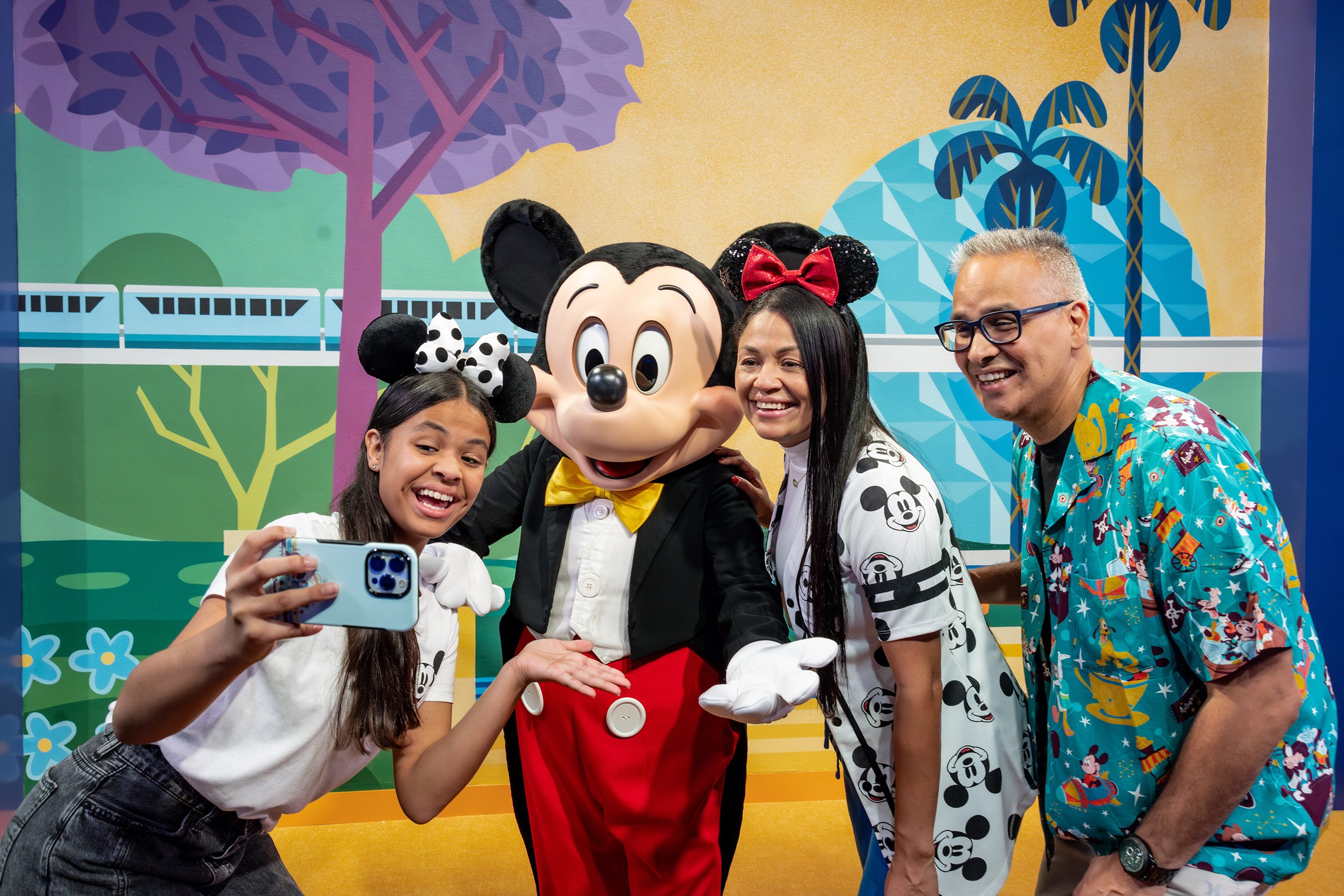 Nuevo espacio para saludar a queridos personajes de Disney llamado “Mickey & Friends”.