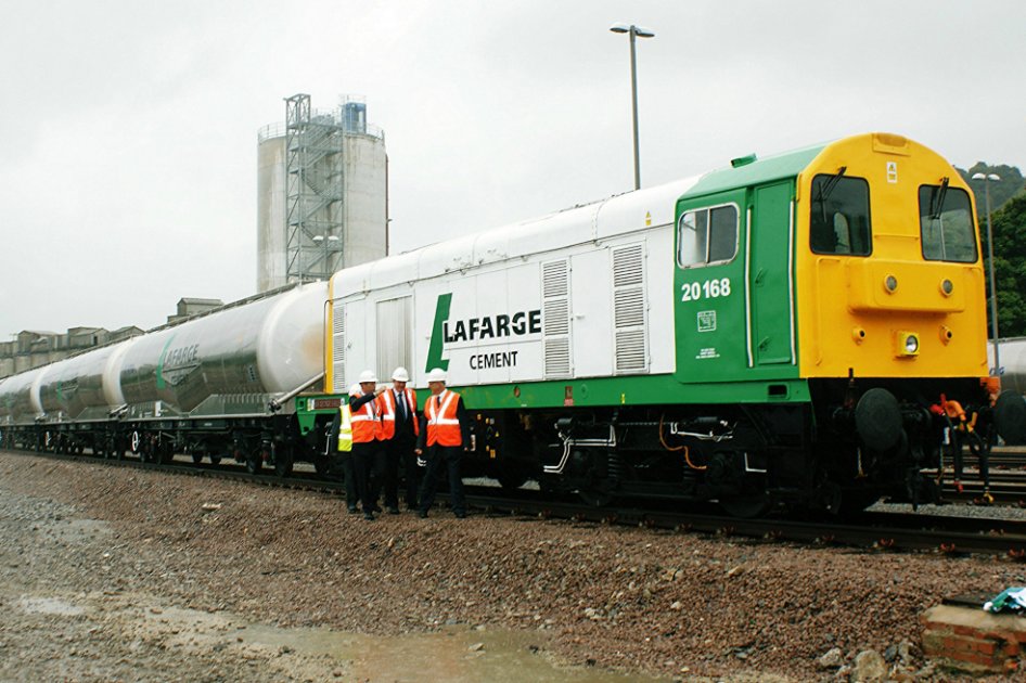Uno de los trenes de transporte de material de Lafarge. / Flickr - Hugh Llewelyn