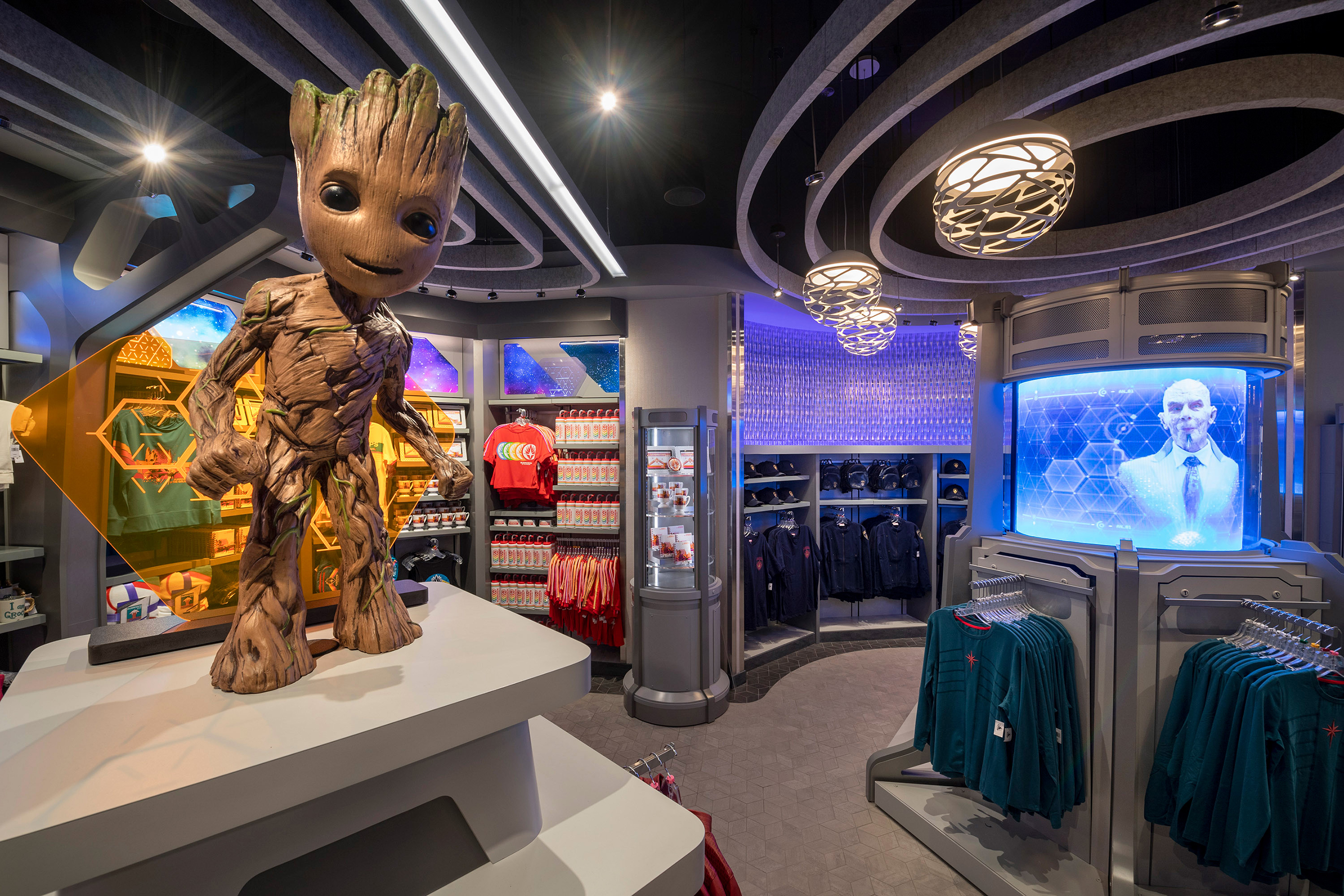 Los visitantes pueden buscar diseños, accesorios, decoración para el hogar, objetos de colección y juguetes con temática de Guardianes de la Galaxia en la tienda Treasures of Xandar, ubicada en el pabellón Wonders of Xandar. Los xandarianos contrataron a The Broker para operar esta nueva locación de mercancía en Terra que, al debutar, ofrecerá diferentes líneas de productos nuevos.