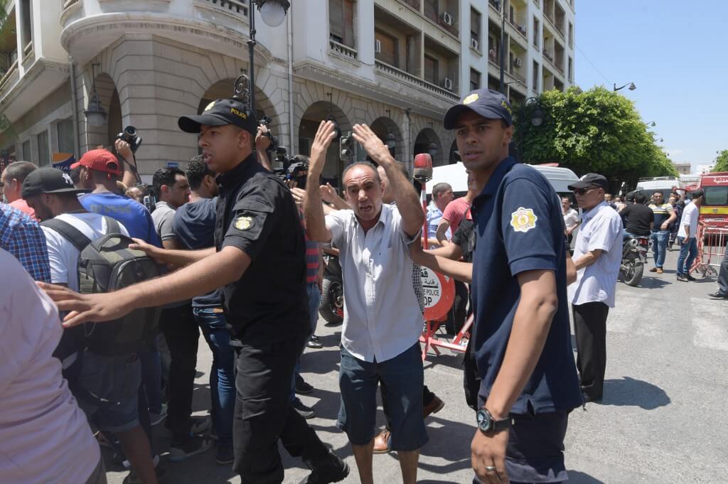 Un policía muerto y varios heridos en dos atentados suicidas en Túnez
