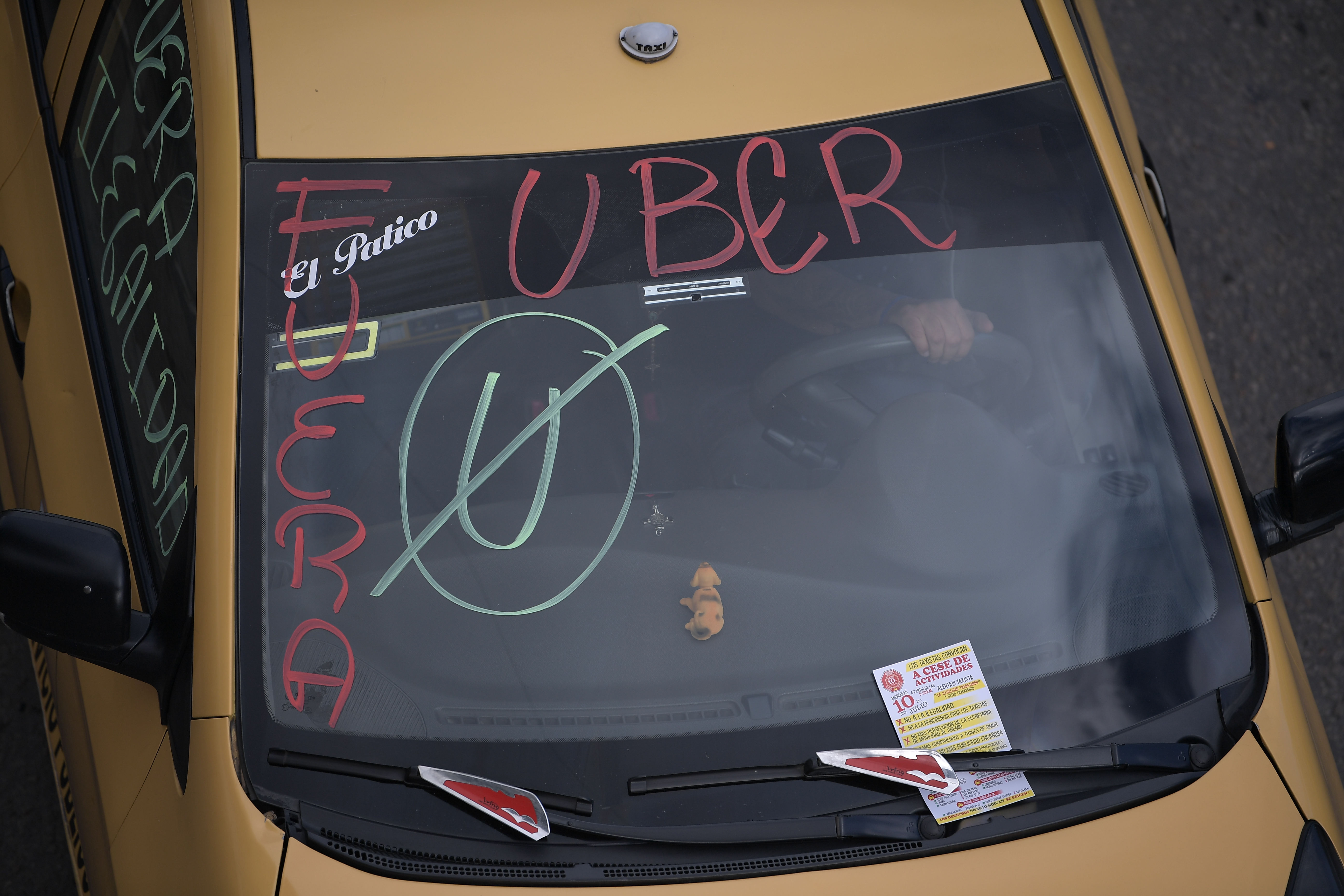 Paro de taxis en Bogotá, en contra de Uber y aplicaciones de transporte, agresión, manifestaciones y plan tortuga.