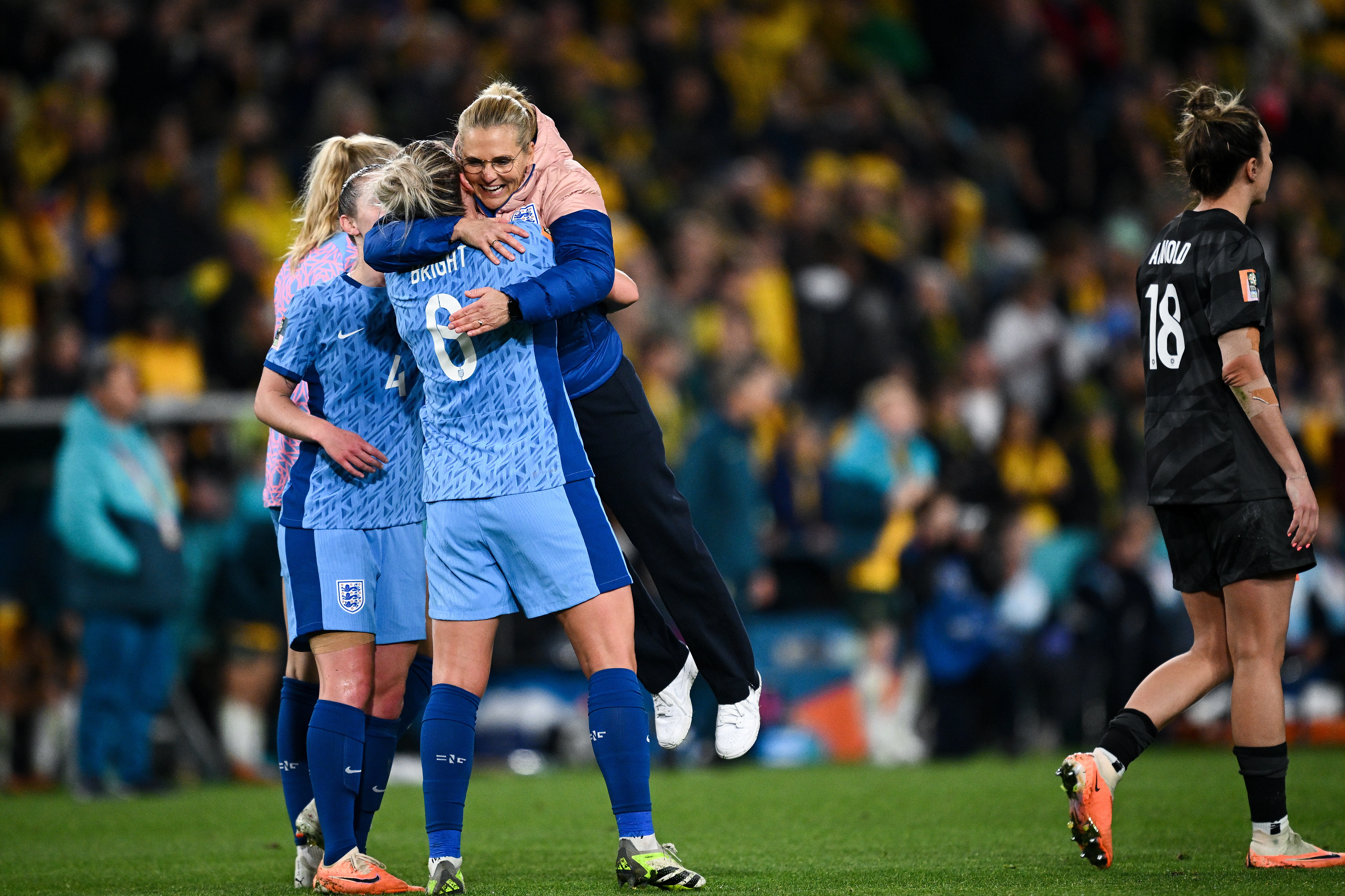 Sydney (Australia), 16/08/2023.- England'Äôs head coach Sarina Wiegman (R) celebrates with Millie Bright of England after winning the FIFA Women's World Cup semi-final soccer match between Australia and England in Sydney, Australia, 16 August 2023. (Mundial de Fútbol) EFE/EPA/DAN HIMBRECHTS AUSTRALIA AND NEW ZEALAND OUT EDITORIAL USE ONLY