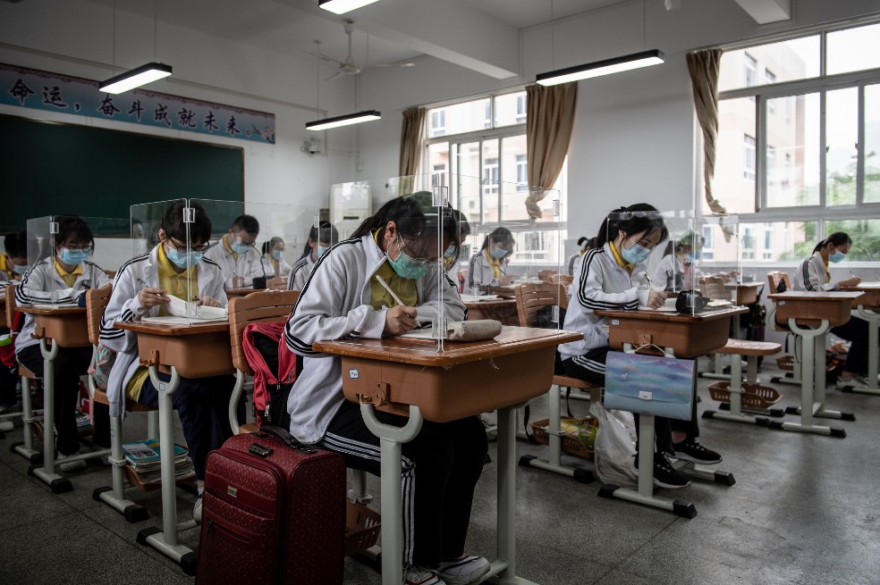 En los colegios de Wuhan (China), ciudad donde se originó el coronavirus, es obligatorio tener cabinas separadas con plástico para evitar nuevos contagios.