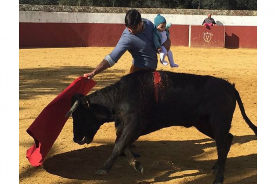 Francisco Rivera, hijo de ‘Paquirri’, publica foto en la que expone a su bebé ante vaquilla