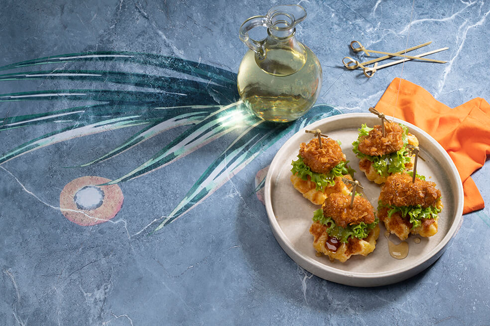 Miniwaffles de pandebono con bocaditos de pollo frito con miel