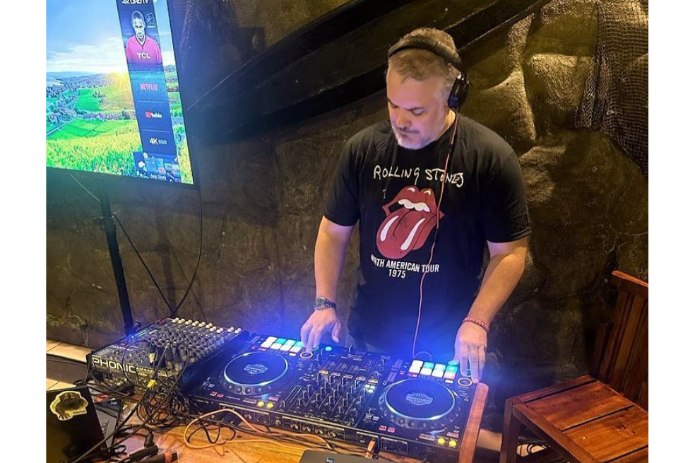 El expresidente Iván Duque aparece nuevamente tocando como DJ
