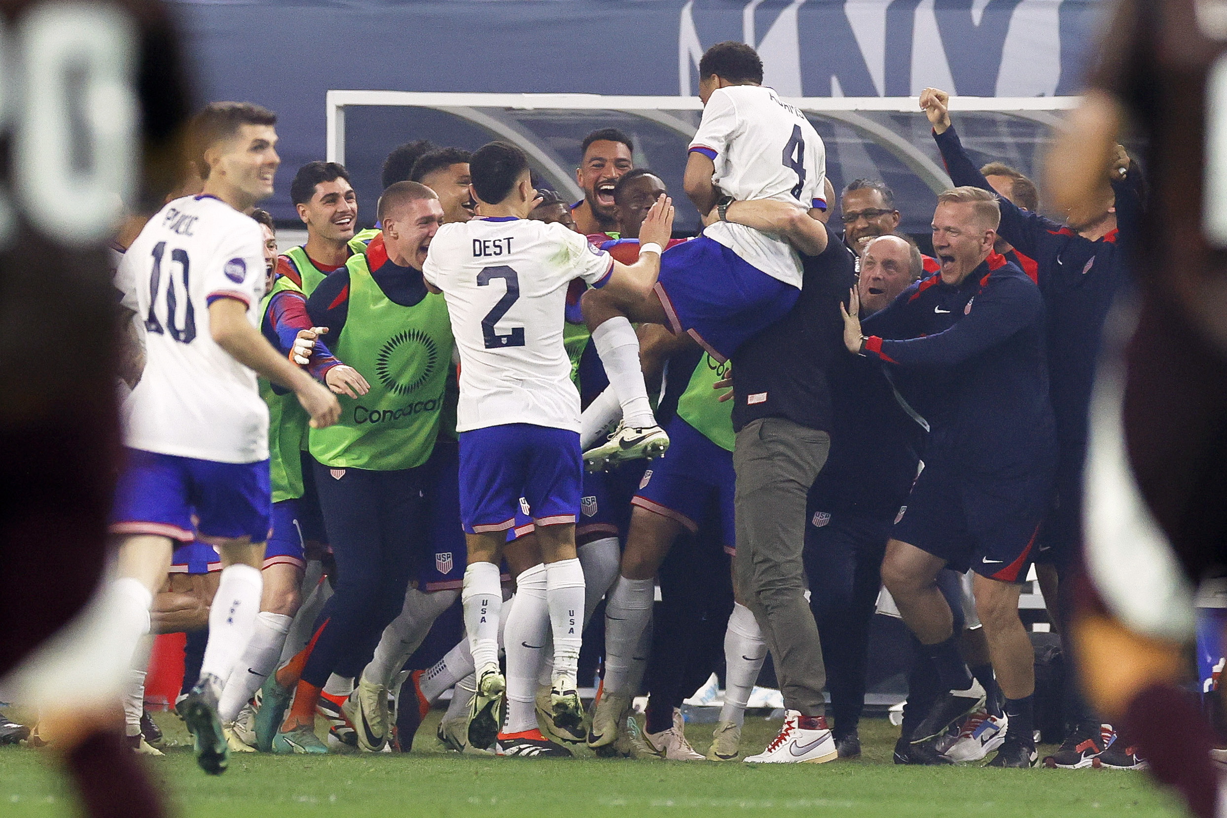 Arlington (United States), 25/03/2024.- United States midfielder Tyler Adams (4) celebrates with team after scoring the first goal during the CONCACAF Nations League final soccer match against Mexico in Arlington, Texas, USA, 24 March 2024. (Estados Unidos) EFE/EPA/ADAM DAVIS