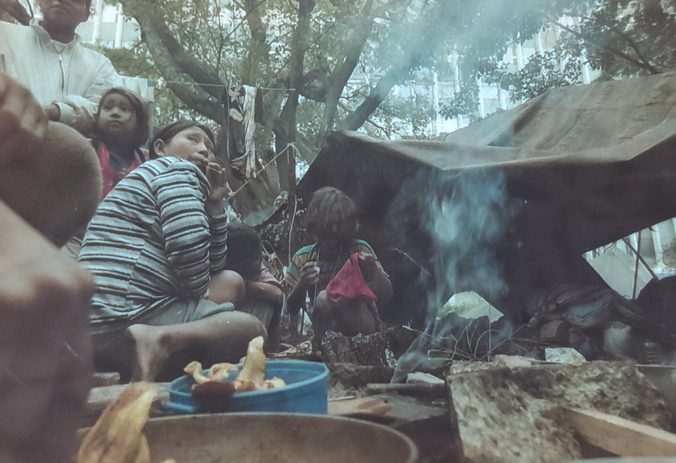 En campamentos, los indígenas embera-katío permanecieron semanas frente al Ministerio de Medio Ambiente exigiendo una respuesta.
