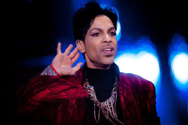 La obra de Andy Warhol sobre Prince enfrenta una demanda por derechos de autor