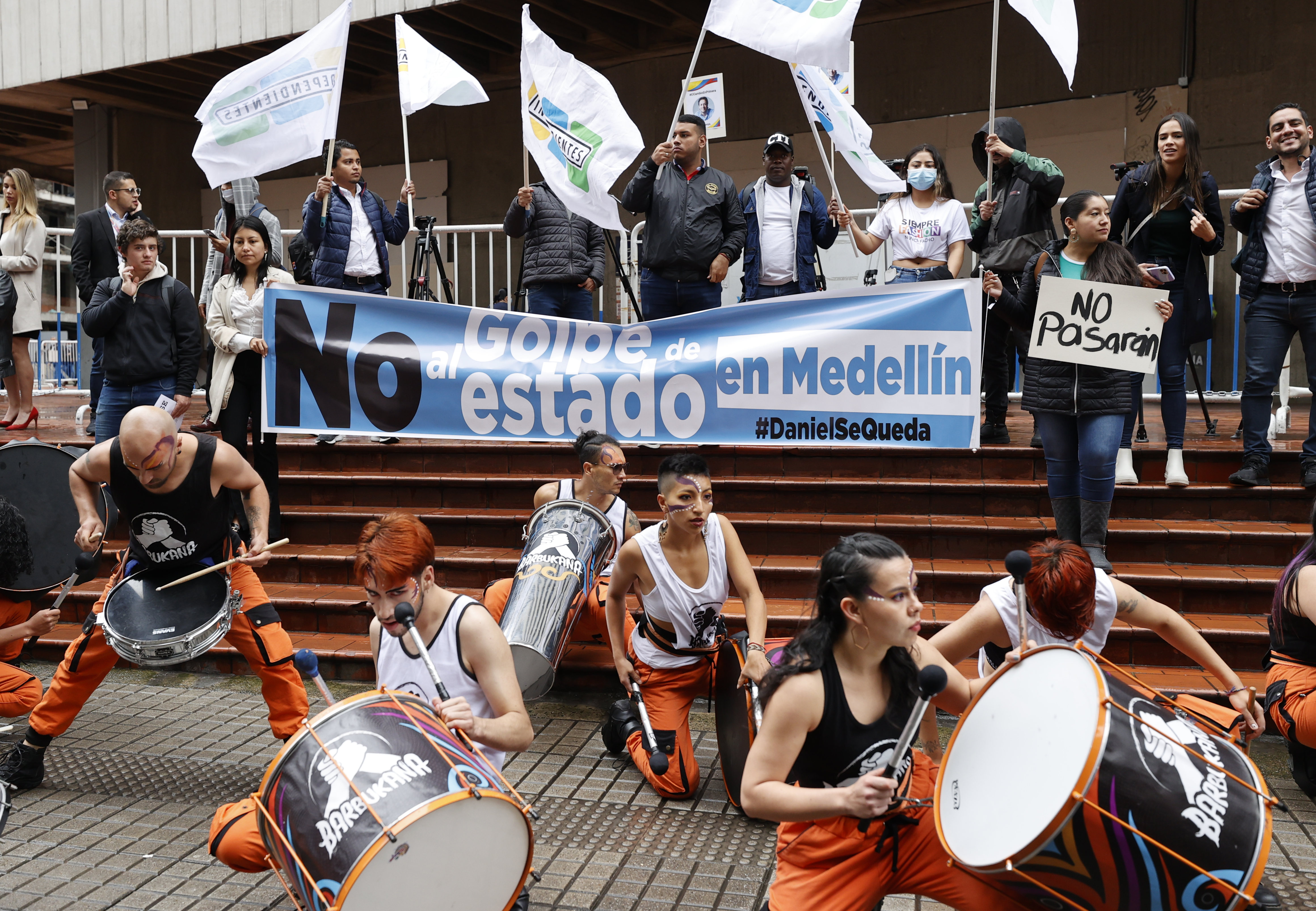 COL01. BOGOTÁ (COLOMBIA), 13/05/2022.- Grupos de personas acompañan al alcalde de Medellín, Daniel Quintero, mientras acude a notificarse ante la procuraduría hoy, en Bogotá (Colombia). El suspendido alcalde de Medellín, Daniel Quintero, aseguró que este viernes presentará alegatos ante la Comisión Interamericana de Derechos Humanos (CIDH) porque considera que la procuradora general de Colombia, Margarita Cabello, lo sancionó para excluir a quienes buscan un cambio en el país. "Tenemos un equipo internacional que está preparando los alegatos que van a ser enviados el día de hoy y que van a mostrar cómo la procuradora se alió con el Gobierno nacional en una misma línea de poder político, en un mismo partido, para poder excluir a los líderes que hacen parte de otra orilla ideológica", dijo en una rueda de prensa frente a la Procuraduría en Bogotá. EFE/ Mauricio Dueñas