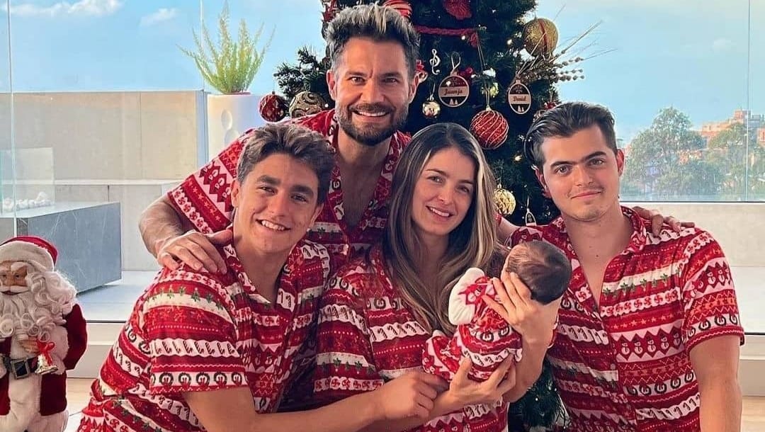 Cristina Hurtado y Josse Narváez con sus tres hijos.