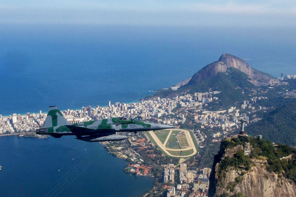 Un avión de ataque de la fuerza aérea brasileña sobrevuela Río de Janeiro. Foto: AFP