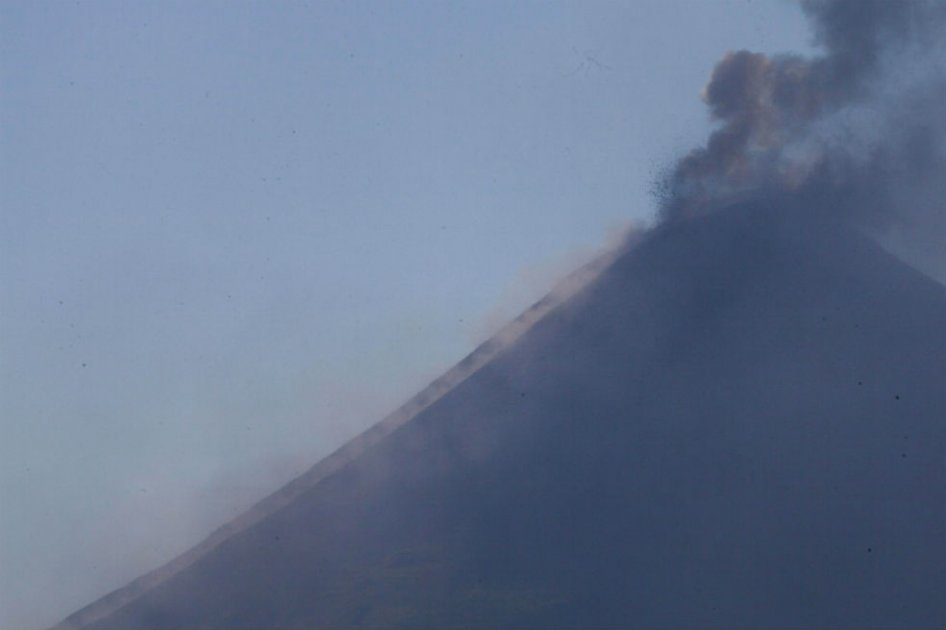 Volcán Momotombo de Nicaragua mantiene actividad en cuarto día de explosiones