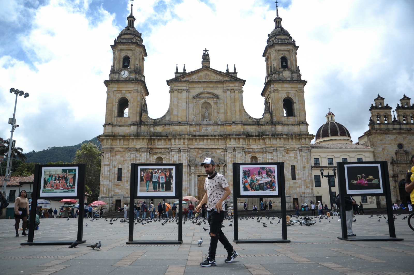 La Unidad para las Víctimas, el Centro Nacional de Memoria Histórica, la Unidad de Búsqueda de Personas Dadas por Desaparecidas y la Alta Consejería de Paz, Víctimas y Reconciliación de la Alcaldía de Bogotá, se unieron para rendirle un homenaje a las víctimas de desaparición forzada y a sus familiares en la Plaza de Bolívar de Bogotá.