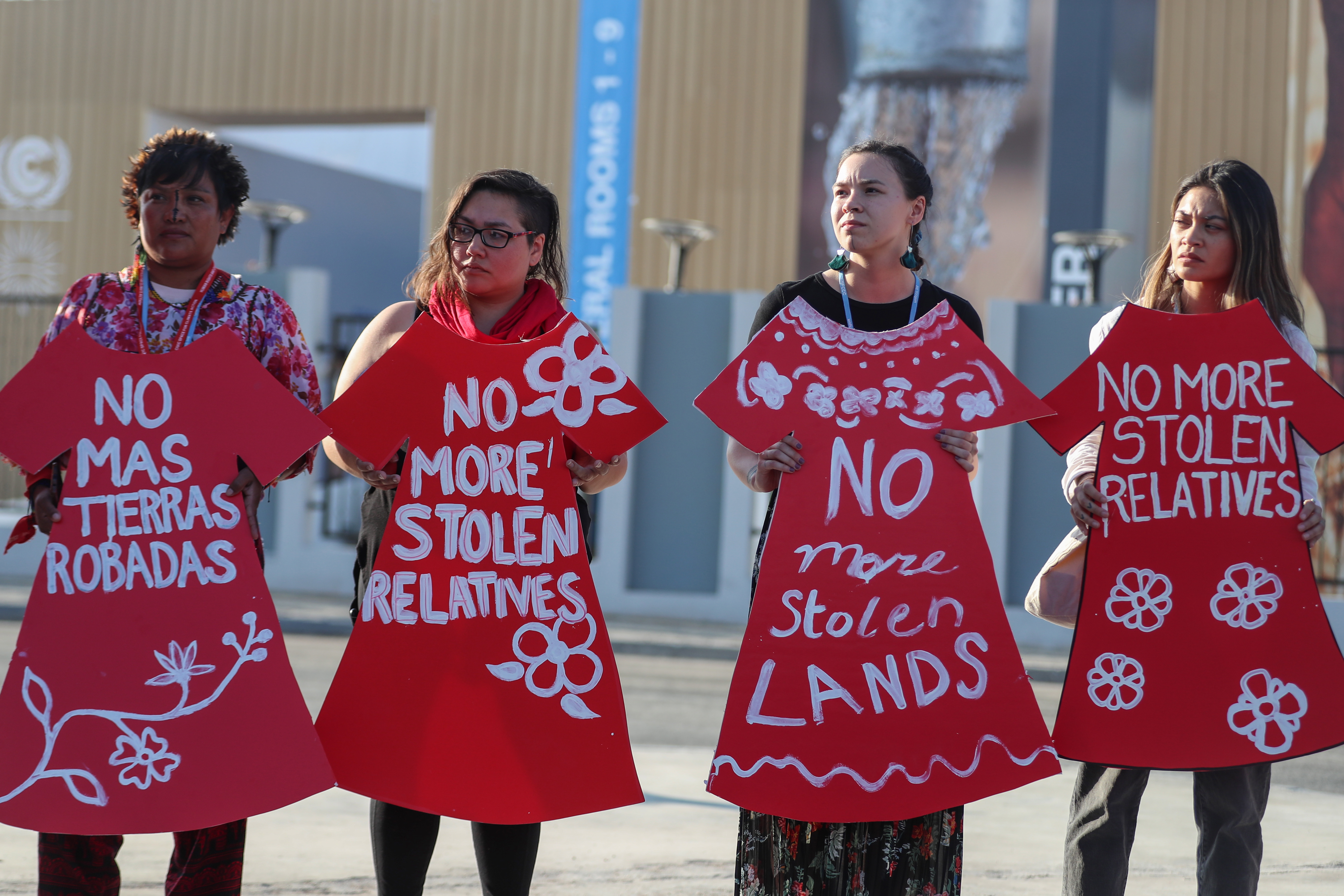 Sharm El Sheikh (Egypt), 15/11/2022.- Members of 'Indigenous Women Defenders' Amazon Indigenous stage a demonstration for 'Human rights for Indigenous and climate justice' during the 2022 United Nations Climate Change Conference (COP27), in Sharm El-Sheikh, Egypt, 15 November 2022. The 2022 United Nations Climate Change Conference (COP27), runs from 06-18 November, and is expected to host one of the largest number of participants in the annual global climate conference as over 40,000 estimated attendees, including heads of states and governments, civil society, media and other relevant stakeholders will attend. The events will include a Climate Implementation Summit, thematic days, flagship initiatives, and Green Zone activities engaging with climate and other global challenges. (Egipto) EFE/EPA/SEDAT SUNA