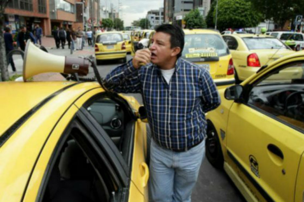 Para evitar congestión vehícular, taxistas realizan movilización a pie