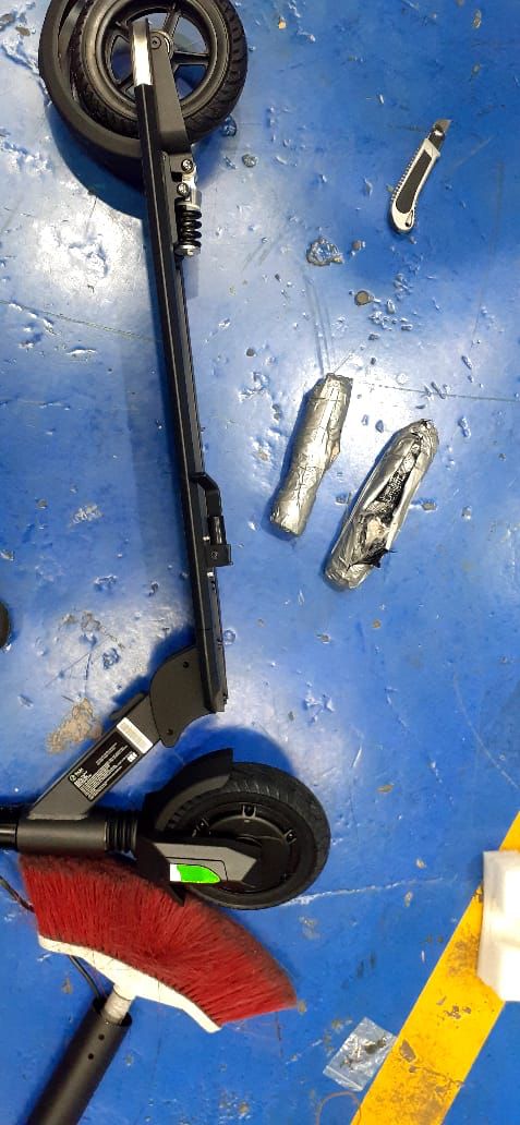 Droga incautada en una patineta.