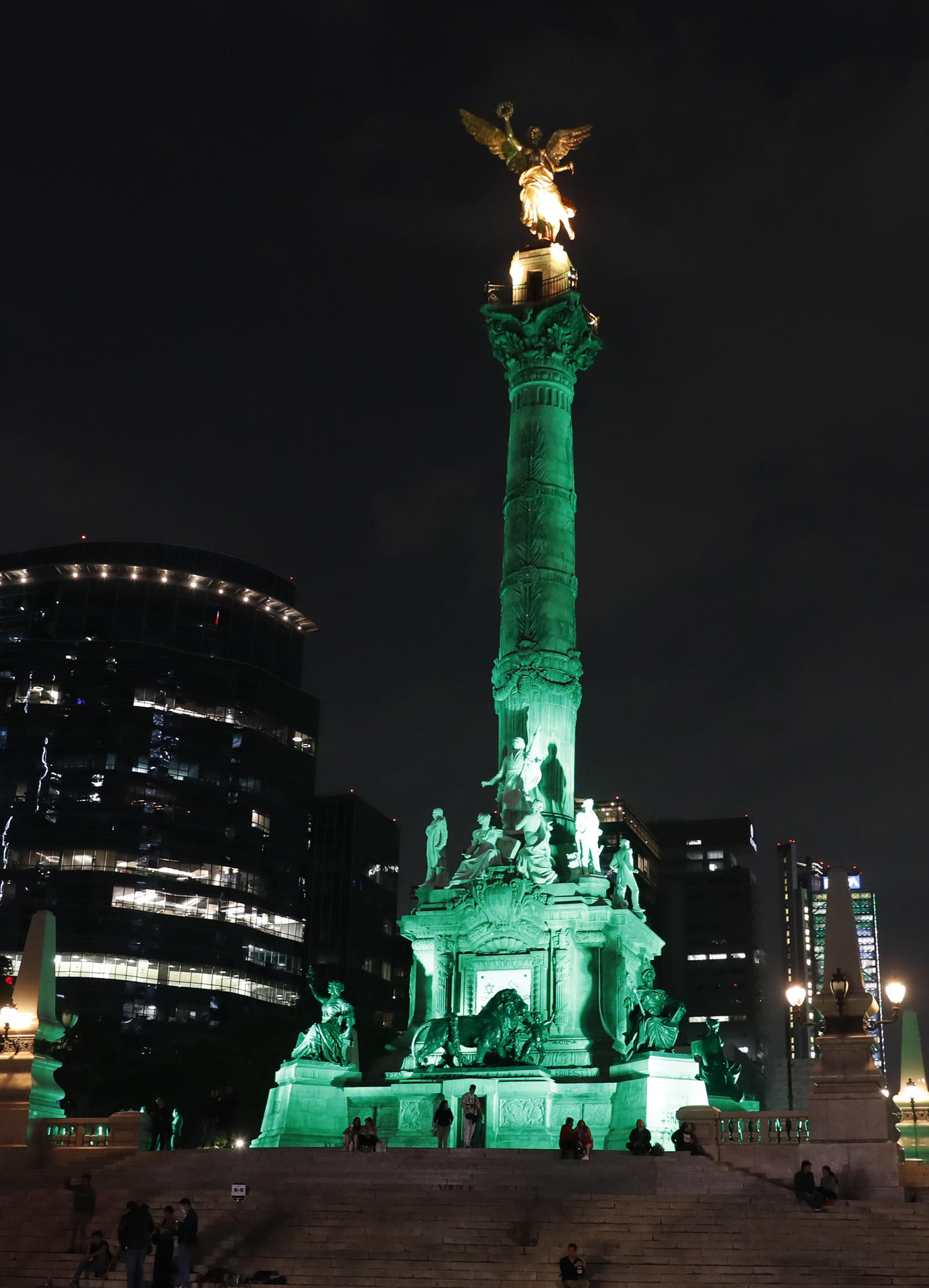 MEX5037. CIUDAD DE MÉXICO (MÉXICO), 11/06/2025.- Fotografía de la iluminación del Angel de la Independencia este miércoles, en Ciudad de México (México). Obsesionados como son con las fechas, sobre todo si se trata de las de celebraciones, los mexicanos encendieron hoy el reloj de cuenta regresiva rumbo a la Copa Mundial de fútbol que organizarán por tercera vez a partir del próximo 11 de junio. EFE / Mario Guzmán
