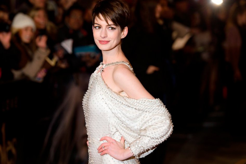 Anne Hathaway, feliz con su pelo corto