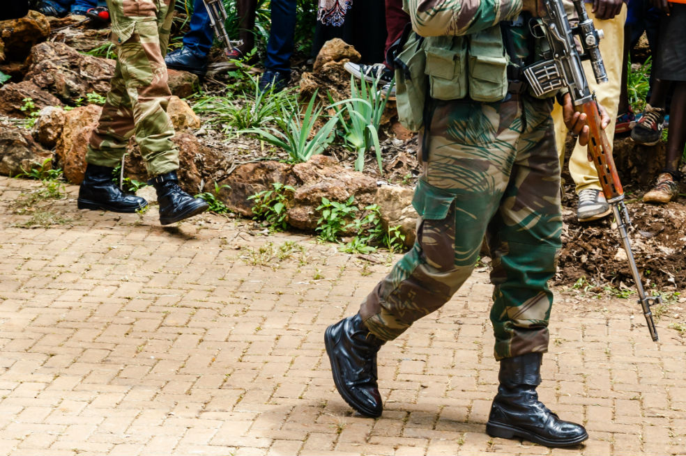 Mueren cinco policías y un soldado en ataque a una comisaría en Sudáfrica