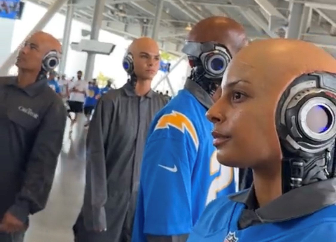 Así son los robots humanoides que estuvieron en un partido de la NFL