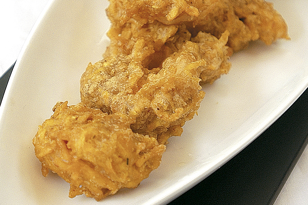 Camarones apanados con plátano y vinagreta picosa de cilantro