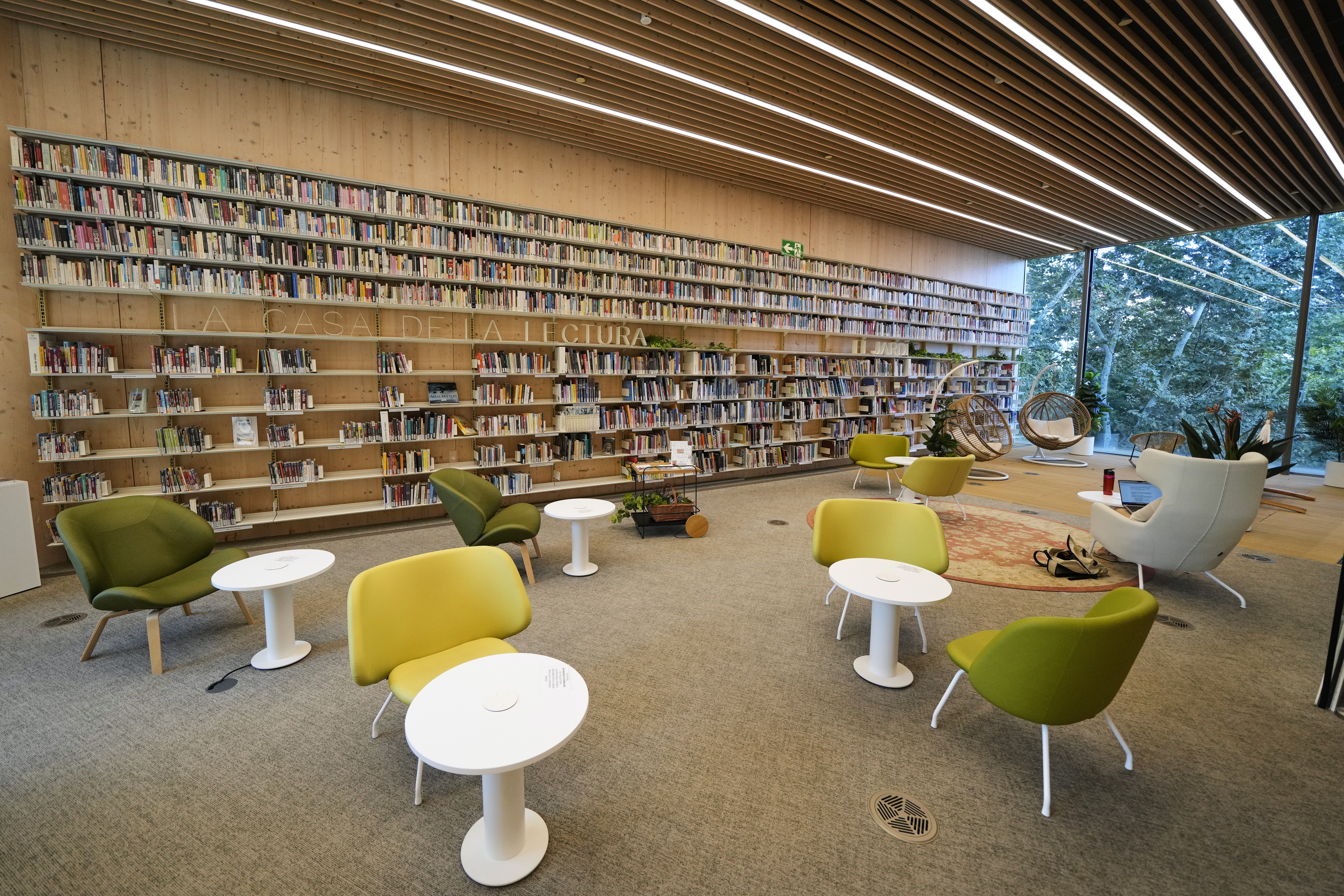 GRAFCAT3133. BARCELONA (ESPAÑA), 17/08/2023.- ¿Qué hace especial una biblioteca para que pueda considerarse la mejor del mundo? Los fondos, el ambiente, su arquitectura ... una mezcla de ese "todo" que ofrece la Gabriel García Márquez de Barcelona,en la imagen, que opta a la Mejor Biblioteca Pública de 2023, galardón internacional que reconoce el trabajo y ambición de estos espacios de promoción de lectura y pensamiento.EFE/Alejandro García