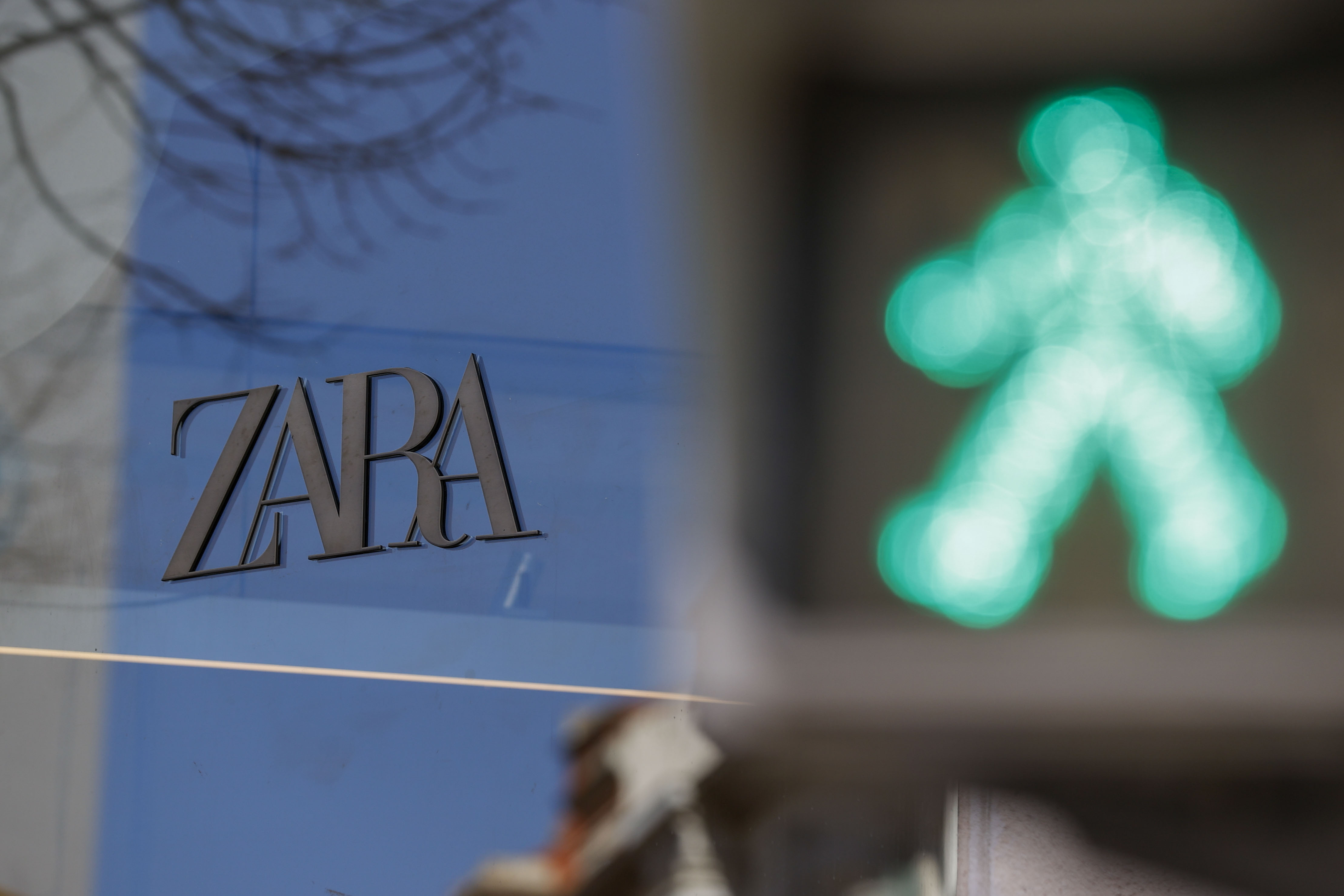 BILBAO, 13/03/2024.- Un tienda de Zara, firma que aporta el 72% del negocio al grupo Inditex, fotografiada este miércoles en Bilbao. Inditex cerró su ejercicio fiscal de 2023, el segundo con Marta Ortega al frente del grupo textil, como el mejor año de su historia por segunda vez consecutiva, superando por primera vez los 5.000 millones de euros de beneficio y rozando los 36.000 millones en ingresos. EFE/Luis Tejido