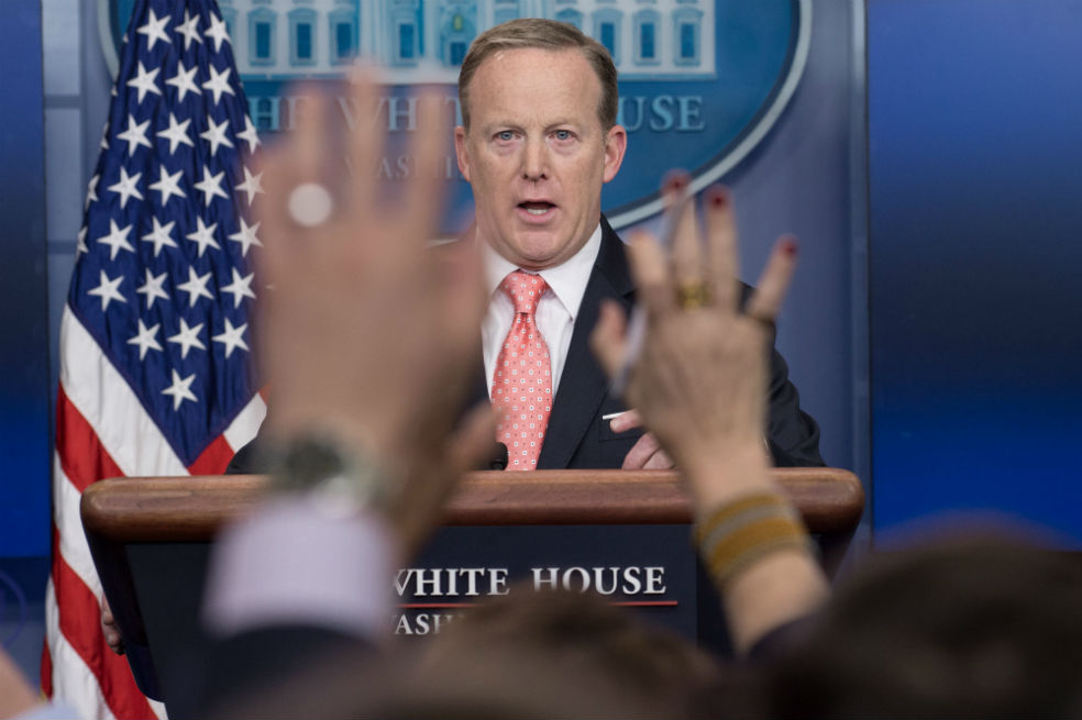 Trump enfrenta nueva crisis con la renuncia de su portavoz