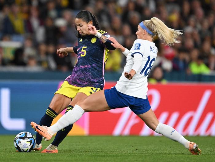 Lorena Bedoya (i) de Colombia y Chloe Kelly (d) de Inglaterra en el enfrentamiento de cuartos de final del Mundial Femenino 2023.