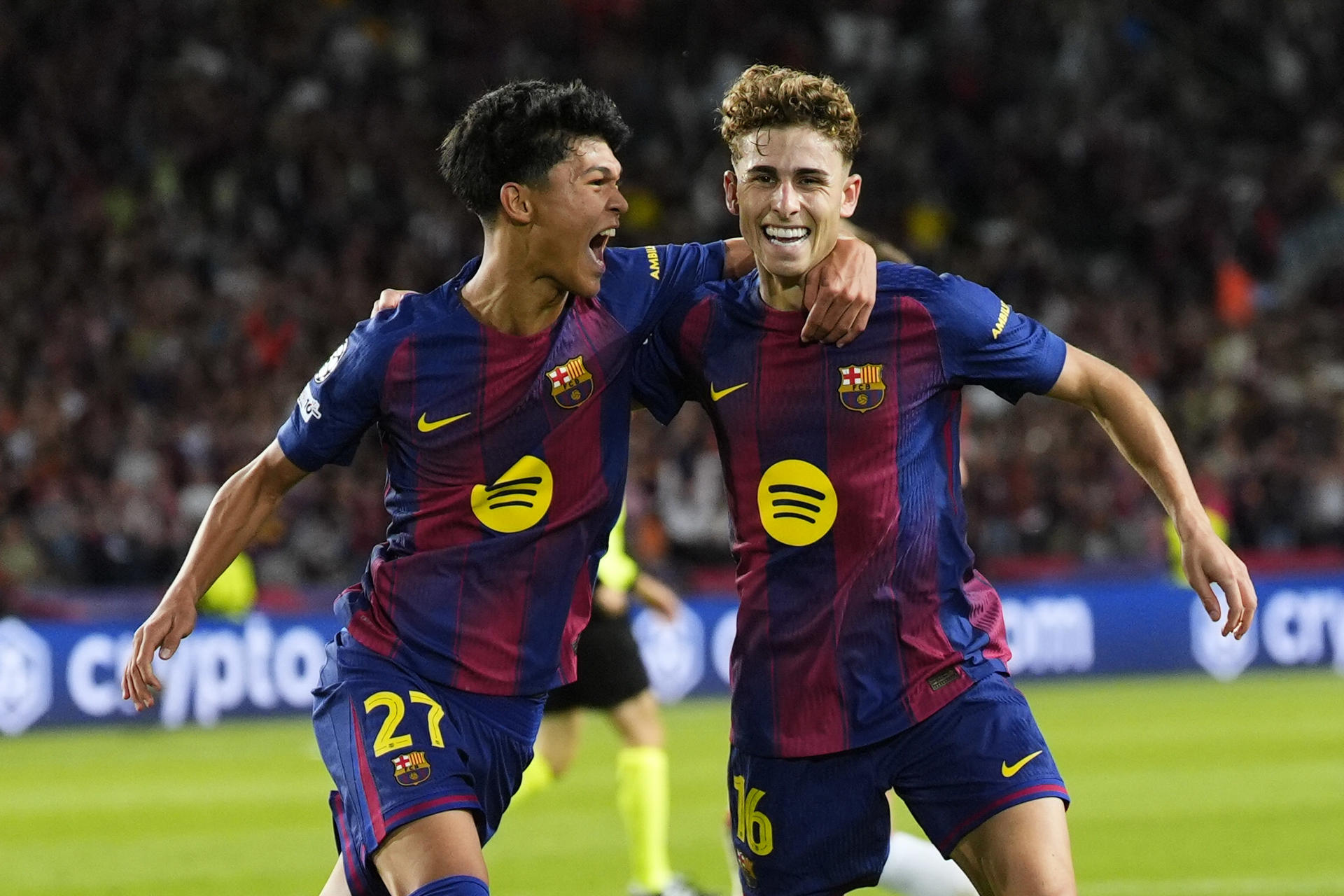 BARCELONA, 21/10/2025.- El centrocampista del Barcelona Fermín López (d) celebra con Dro Fernández tras anotar el segundo gol durante el partido de la jornada 3 de la Liga de Campeones entre el Barcelona y el Olympiacos, este martes en el Estadi Olímpic Lluís Companys. EFE/Siu Wu