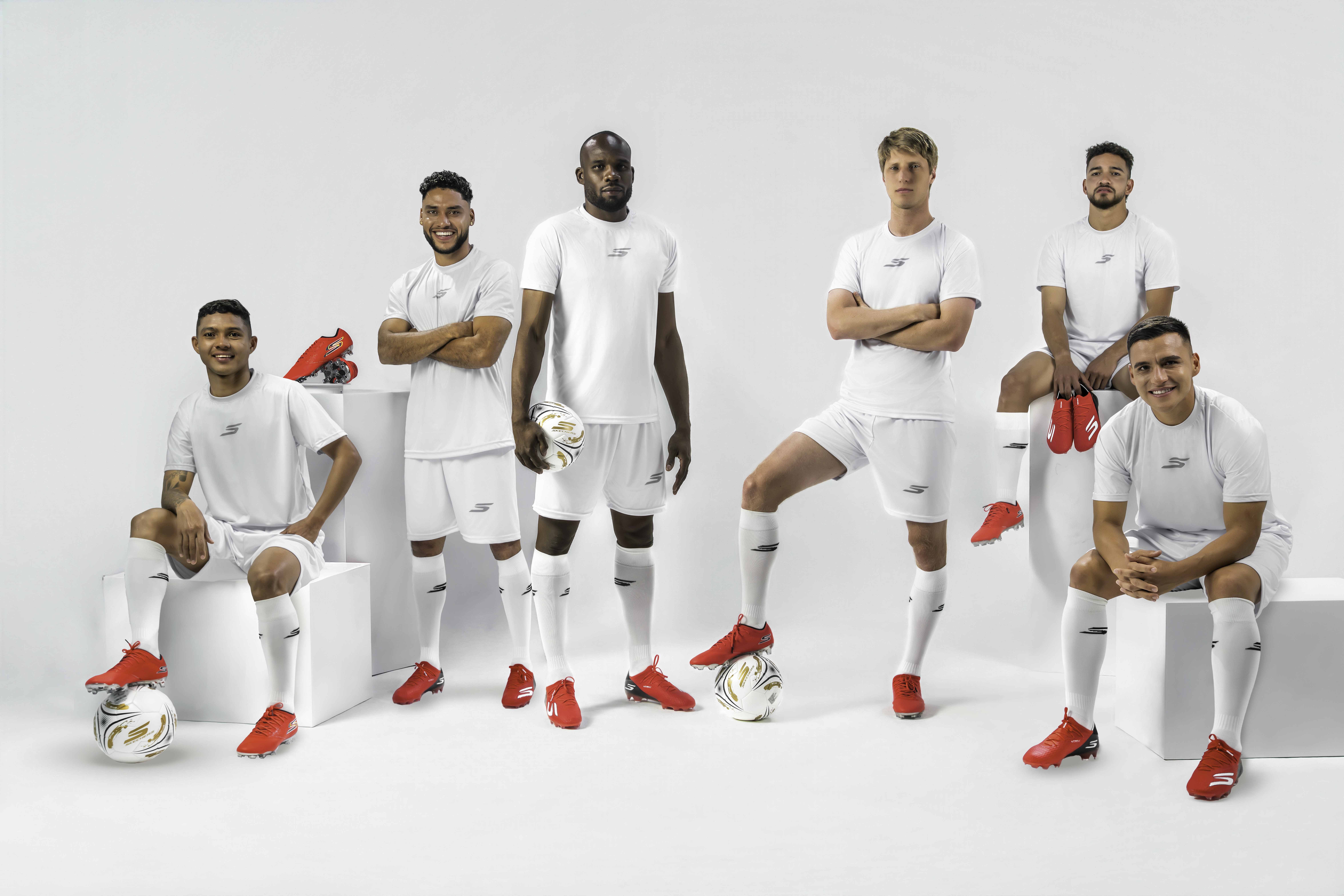 Andrés Amaya (Fortaleza), Sebastián Valencia (Millonarios), Andrés Marmolejo (Santafé), Andrés Llinas (Millonarios), Andrés Arroyo (Fortaleza) y Jhon Velásquez (Fortaleza) usando los nuevos guayos Standout Pack.