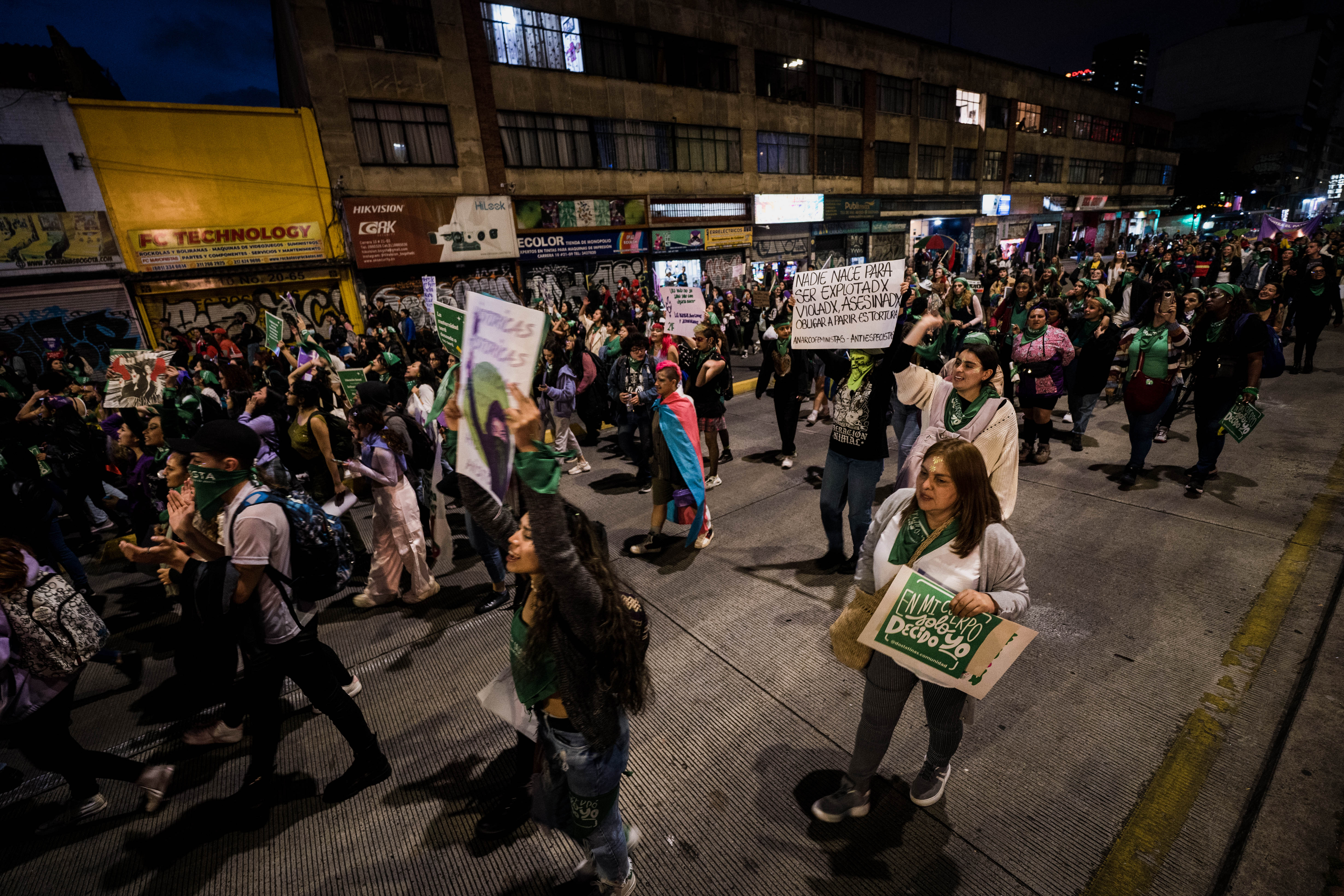 “Obligar a parir es tortura”, se lee en otro de los carteles del 28S.