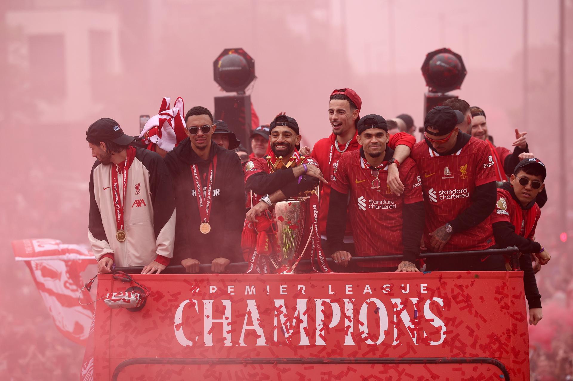 Video: la emotiva ovación y canción de los fans de Liverpool a Luis Díaz