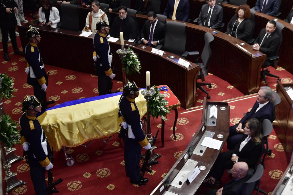 El cuerpo del pintor y escultor Fernando Botero está desde este viernes 22 de septiembre en el Capitolio Nacional, donde los ciudadanos le podrá dar el último adiós.