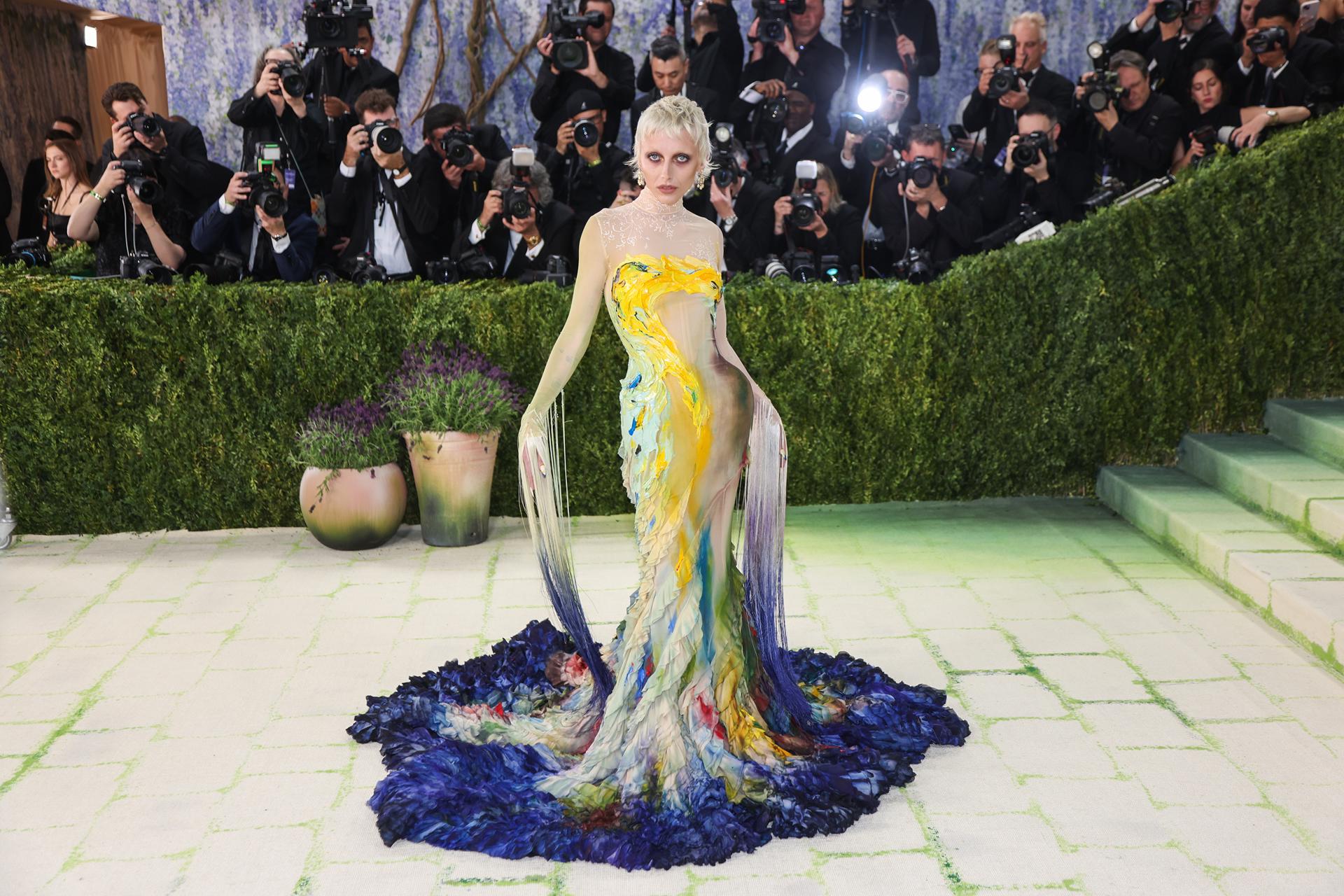 NEW YORK (United States), 04/05/2026.- US podcaster and model Emma Chamberlain poses on the red carpet for the 2026 Met Gala, the annual benefit for the Metropolitan Museum of Art's Costume Institute, in New York, New York, USA, 04 May 2026. The event coincides with the Met Costume Institute's spring 2026 exhibition ‘Costume Art’ which will be on view from 10 May 2026 through 10 January 2027. (Nueva York) EFE/EPA/SARAH YENESEL
