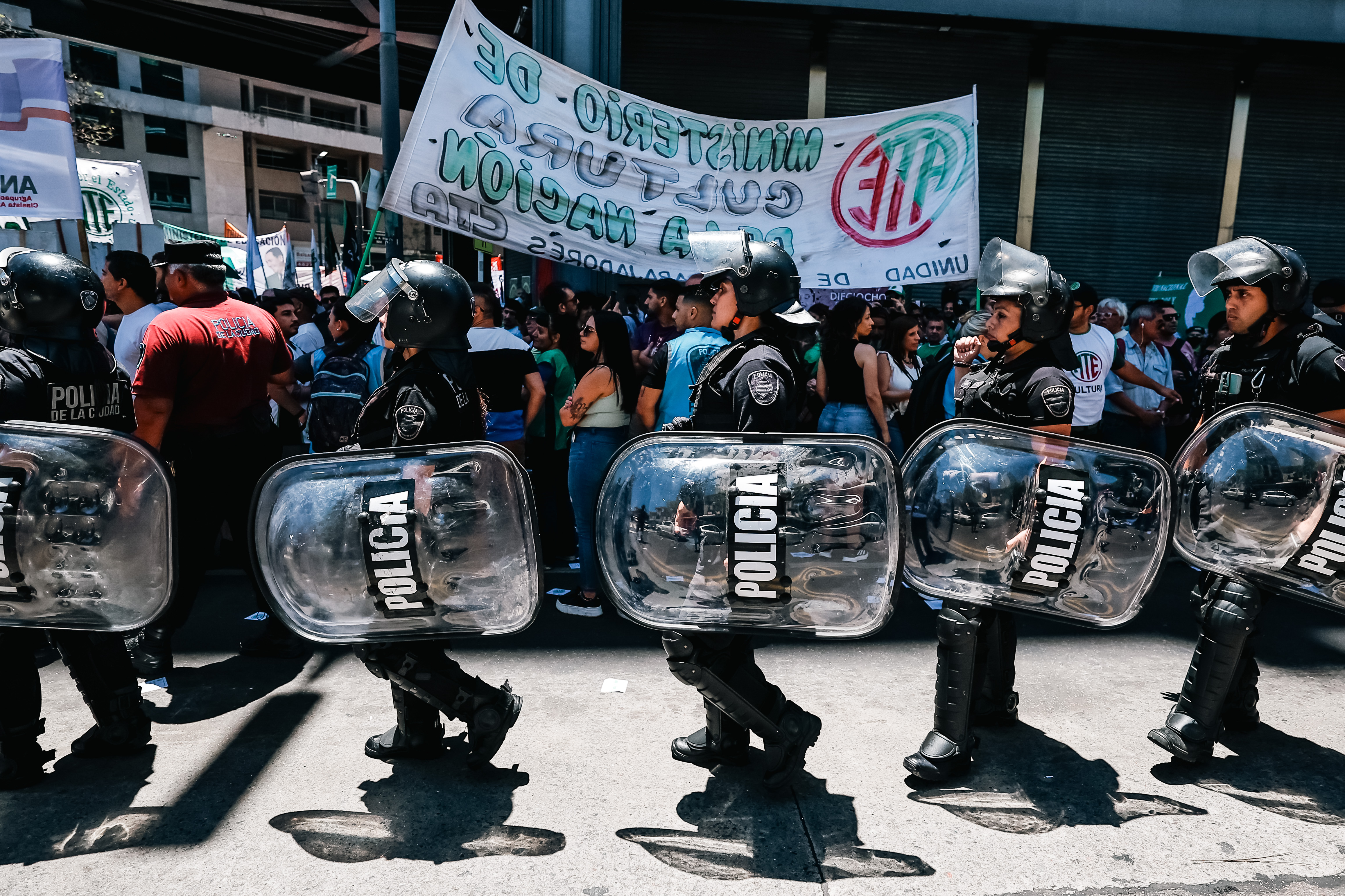 En la Argentina de Milei el combustible cuesta 60% más y los pañales el doble