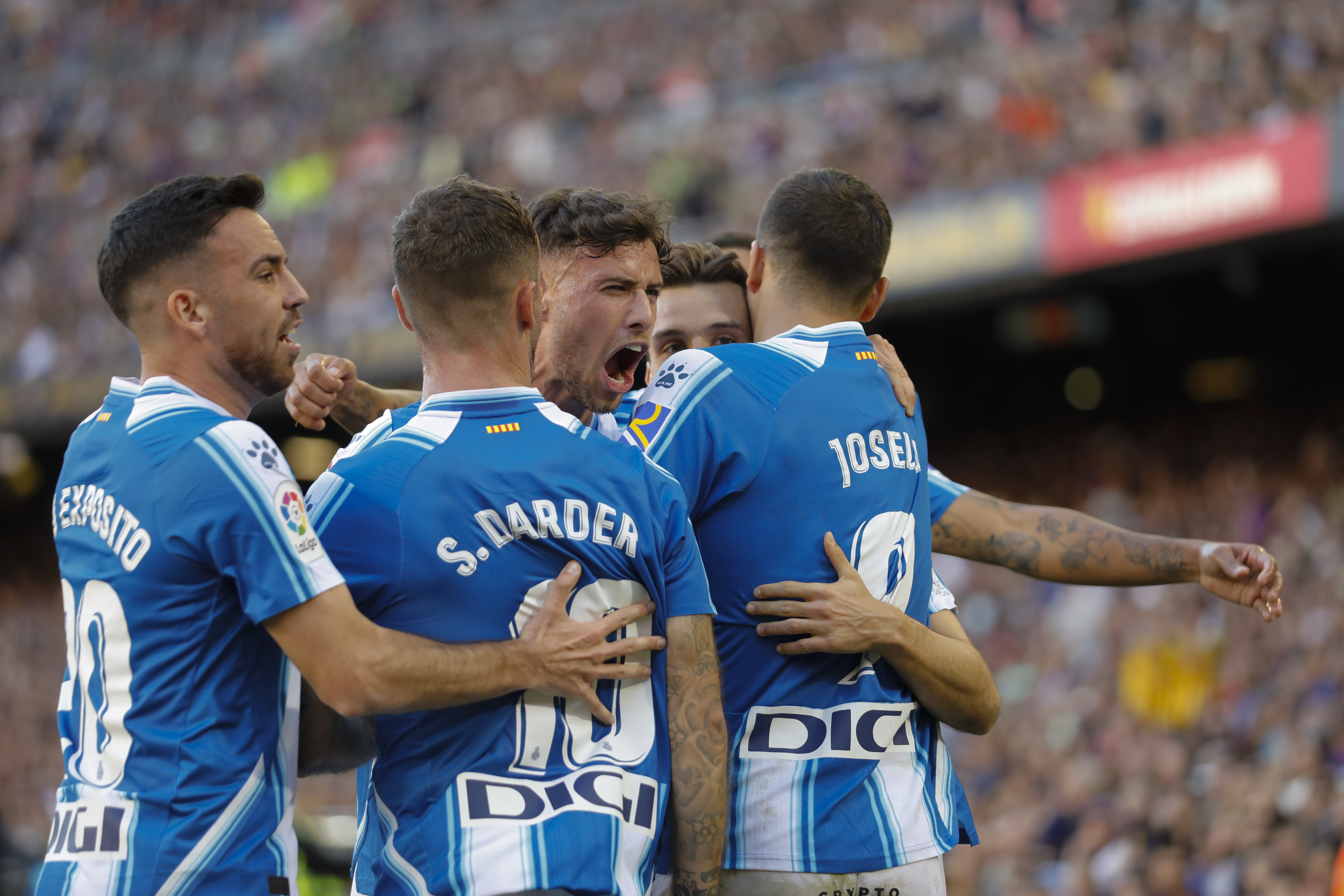 BARCELONA, 31/12/2022.- El delantero del Espanyol Joselu (d) celebra el primer gol de su equipo ante el FC Barcelona en el partido de LaLiga Santander disputado este sábado en el estadio Spotify Camp Nou de Barcelona. EFE/Andreu Dalmau