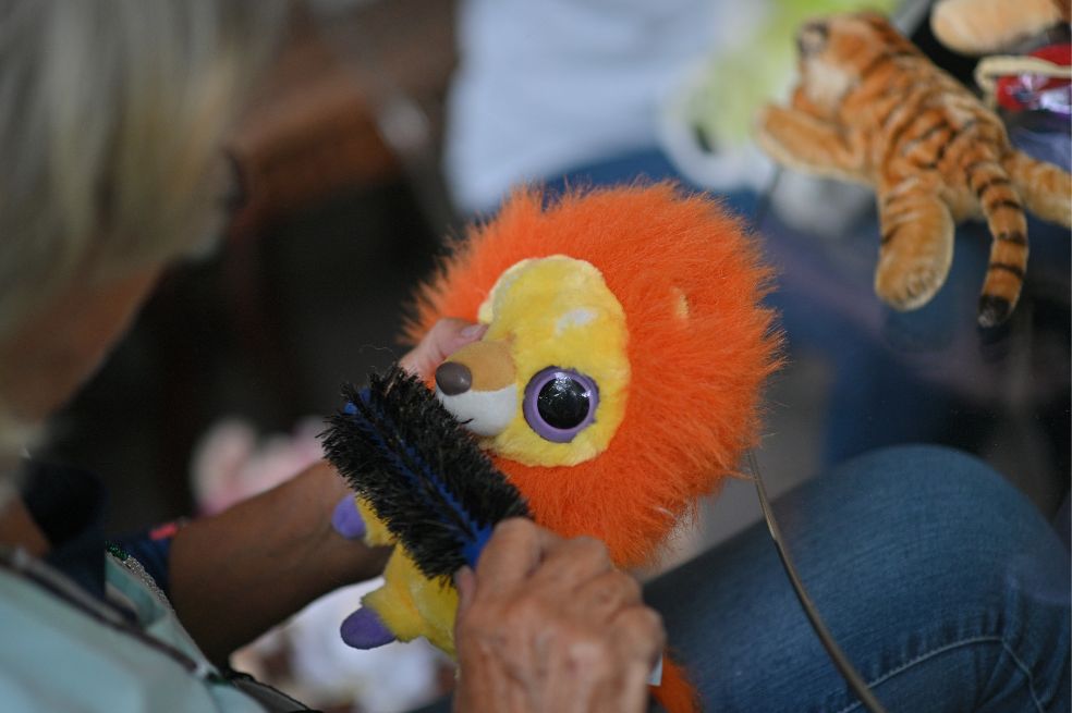 El “hospital” de peluches que devuelve la alegría a los niños pobres en Venezuela