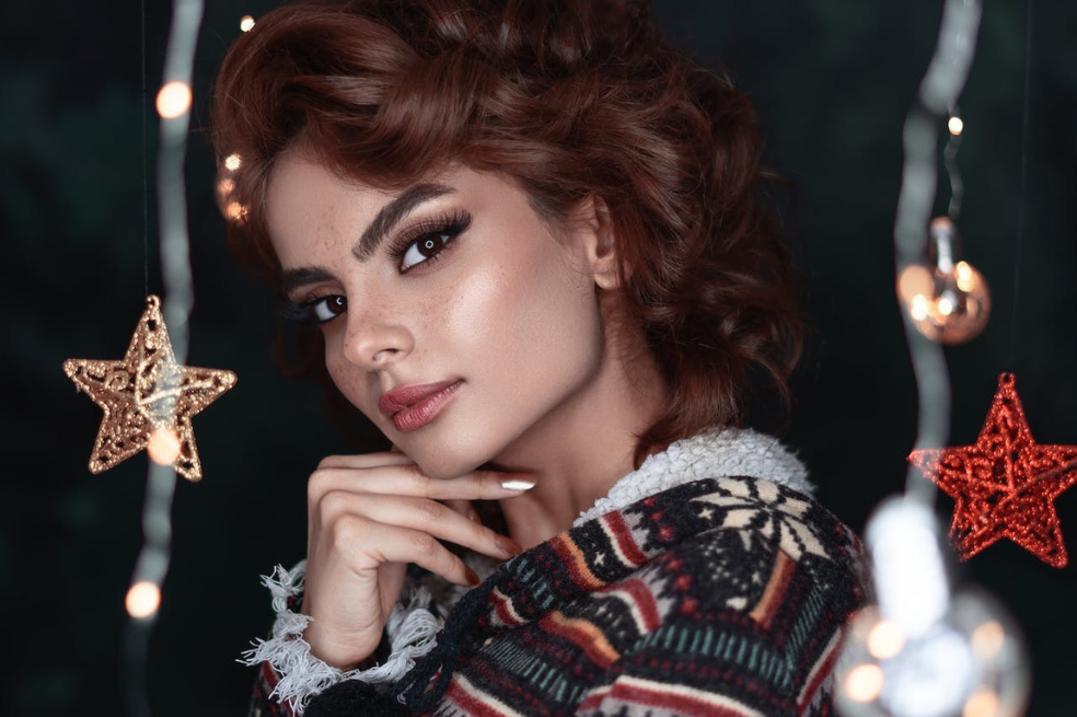 Deslumbra en estas festividades: consejos de maquillaje para Navidad y Fin de Año