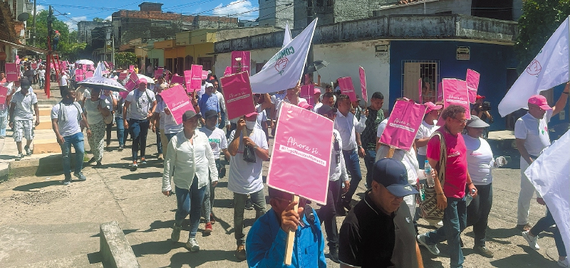 Durante la caminata hacia la Registraduría de Puerto Berrío se escucharon también varios gritos en su contra. 