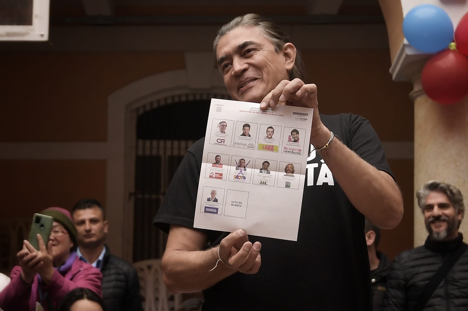 Gustavo Bolívar, candidato a la alcaldía, ejerciendo su derecho al voto./ Mauricio Alvarado.