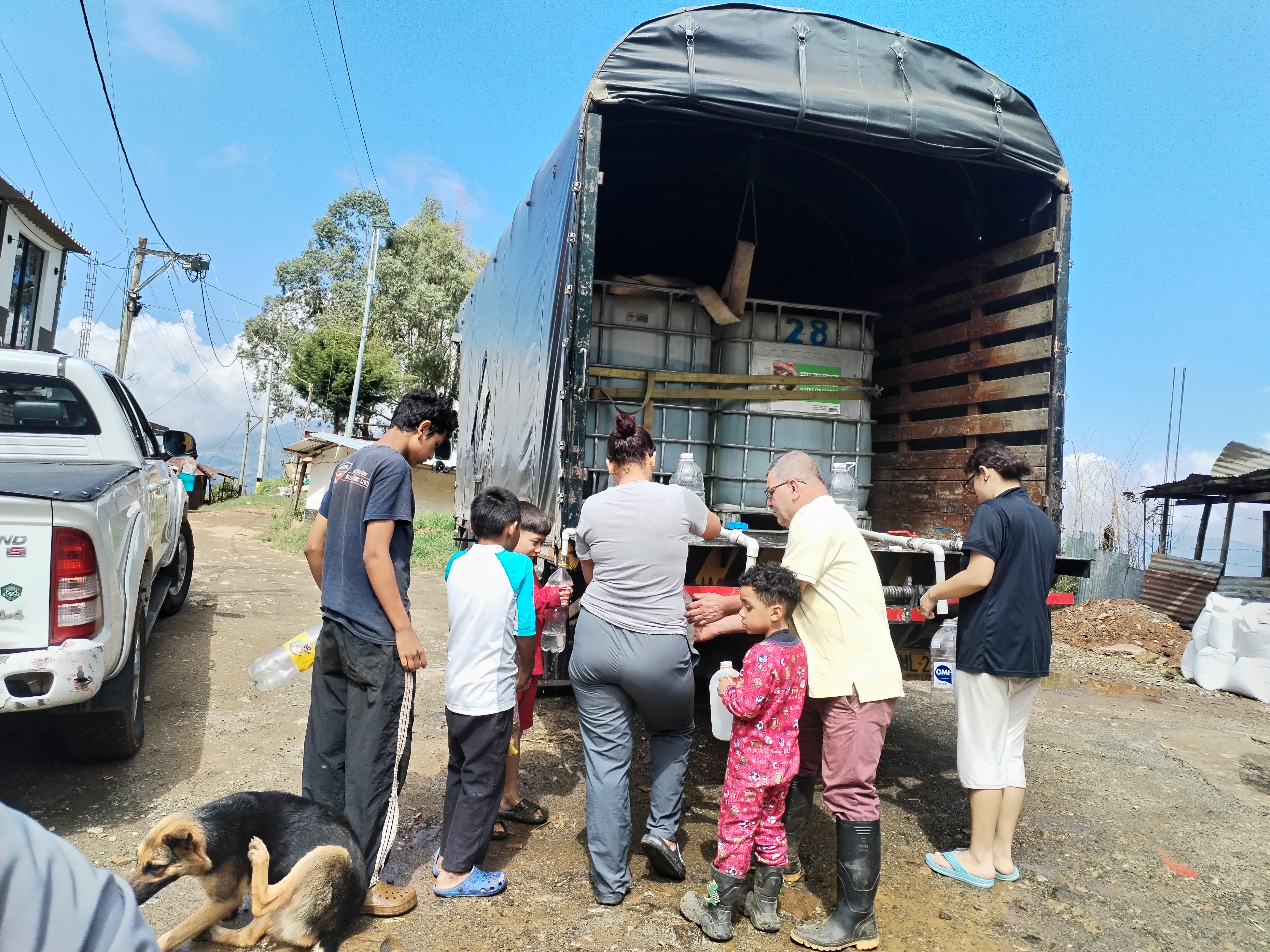 Los habitantes del sector afectado por el deslizamiento se abastecen de agua en carrotanques que EPM destinó para cubrir este servicio.