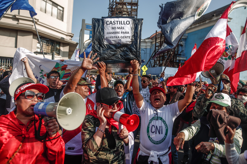 Miles de peruanos marcharon contra el Gobierno: piden la salida del presidente