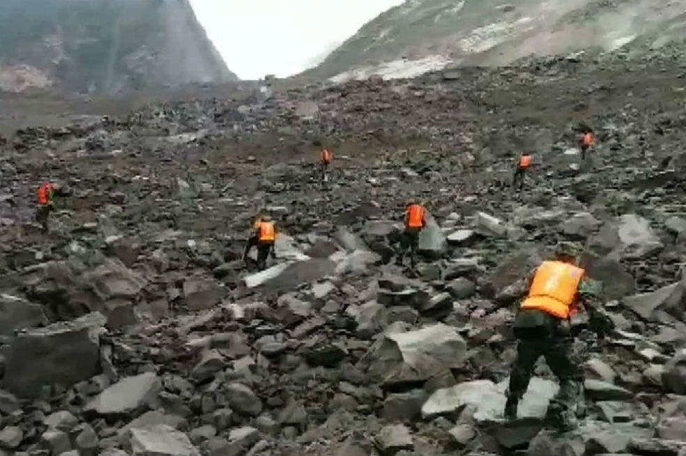 Unas 100 personas sepultadas por deslizamiento de terreno en China