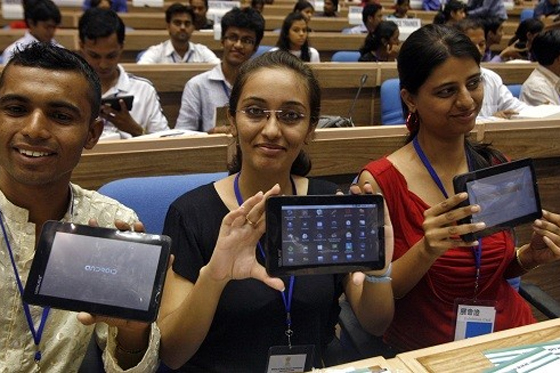 La India lanza una nueva versión de Aakash, la tableta más barata del mundo