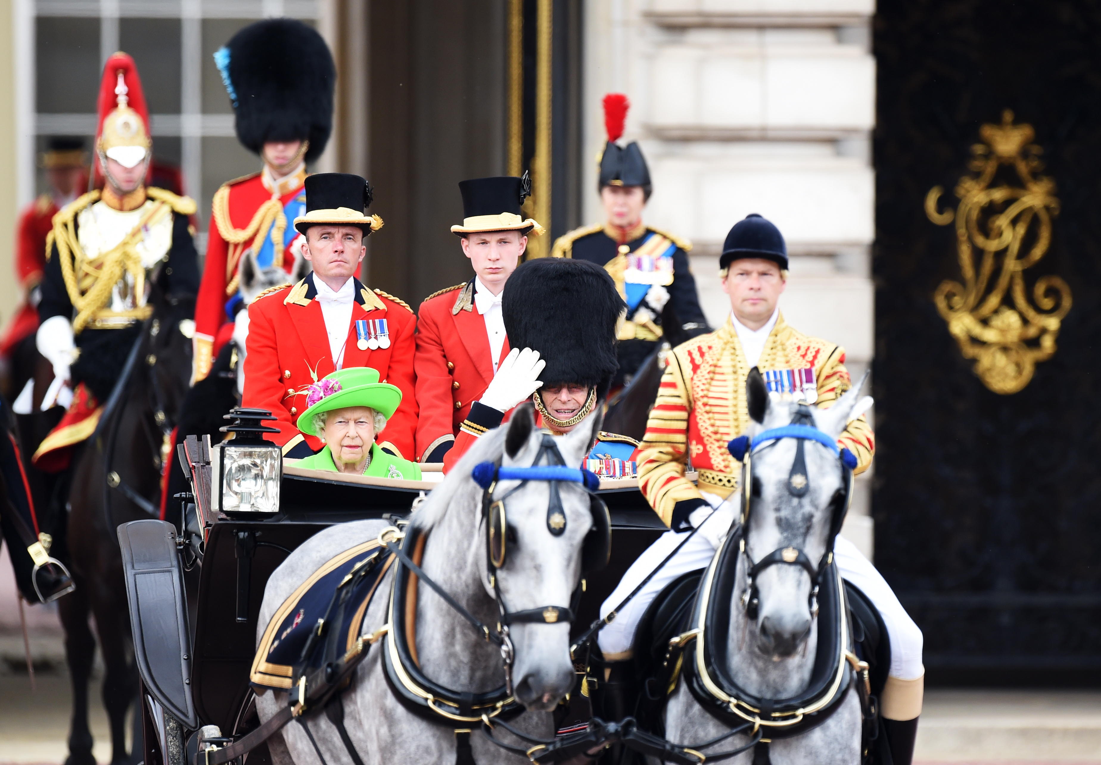 El Duque de Edinburgo acompañó a la Reina Isabel II durante su cumpleaños número 90. En esta imagen ambos salen del palacio de Buckingham.