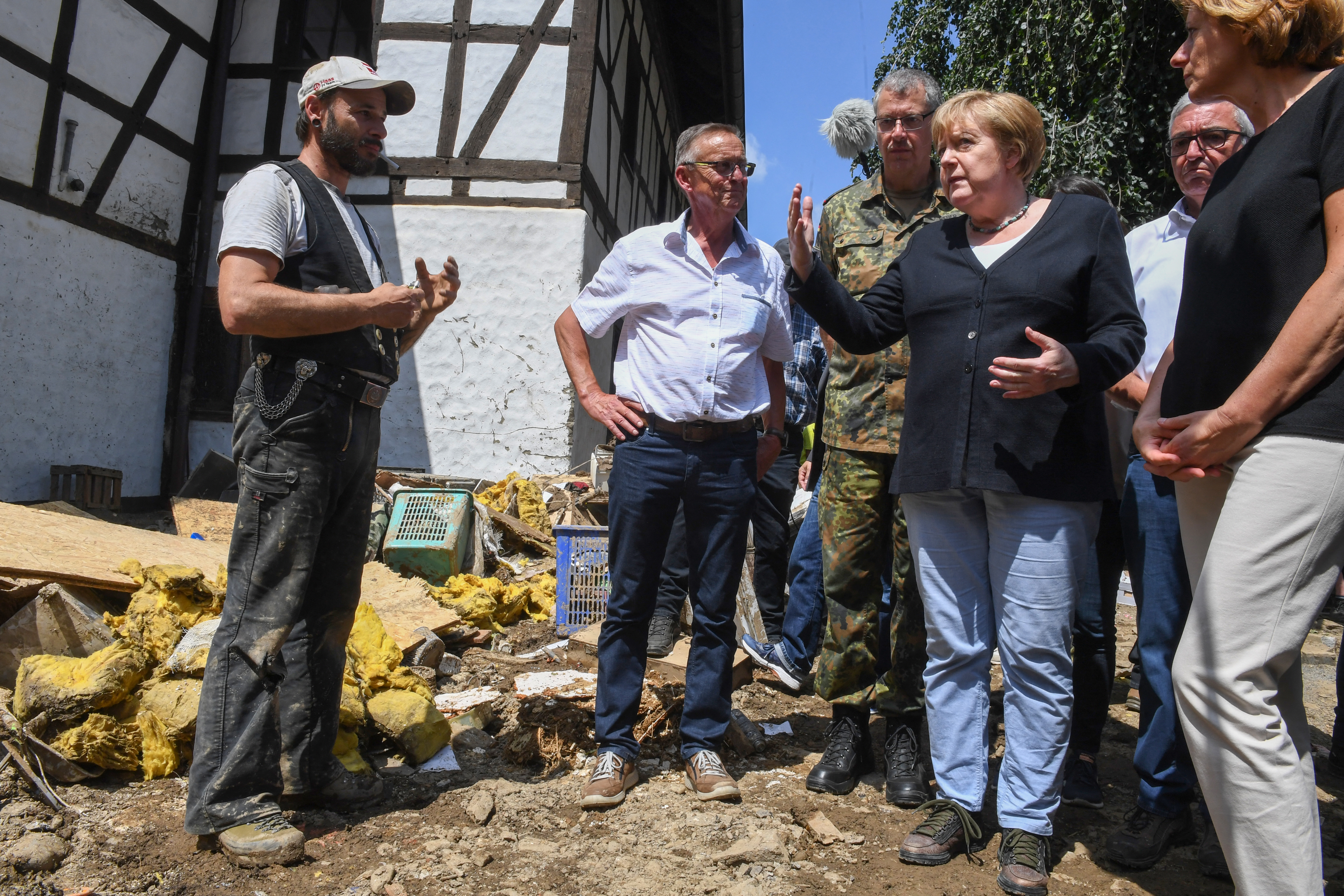 Merkel recorre zonas afectadas por inundaciones, que dejan 191 muertos en Europa